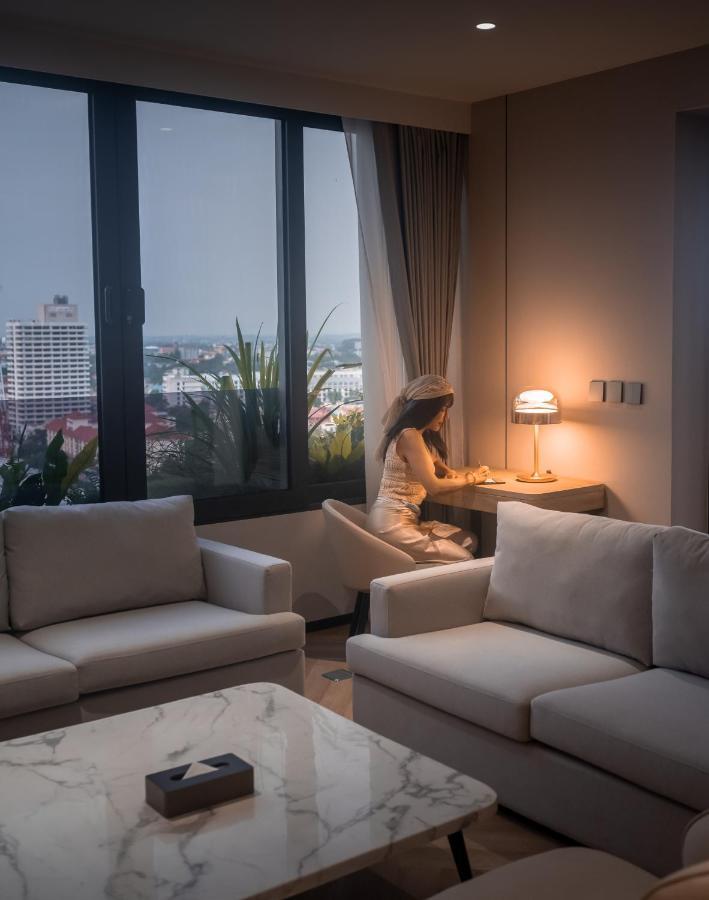 Arbour Hotel&Residence Pattaya Exterior foto A woman working at home